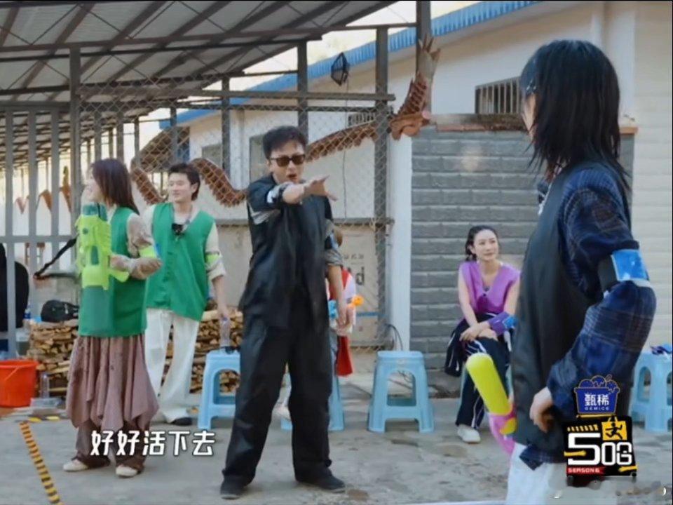 鹿晗背后偷袭邓超邓超王影璐在演什么别人忙着比拼，邓超王影璐搁这儿即兴表演，煽情得