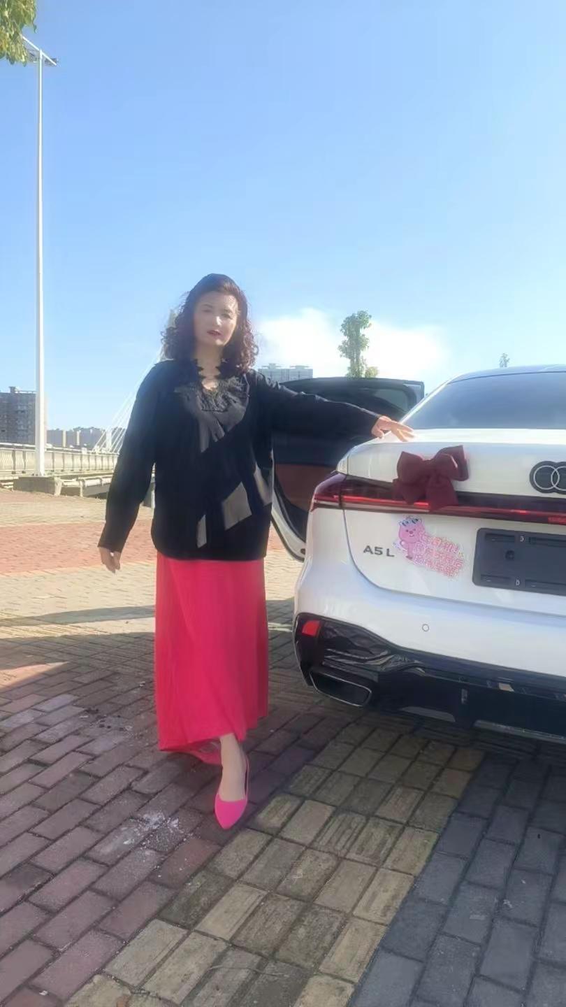 蓝天白云，春款时尚穿搭。