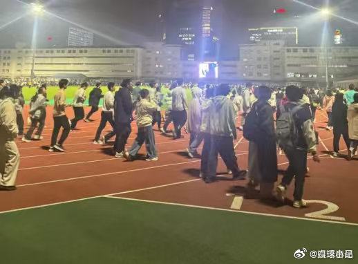 3小时从北大跑向丹麦夜色为序，步履作锋。北大青年开启极速夜奔，短短三小时跨越地域