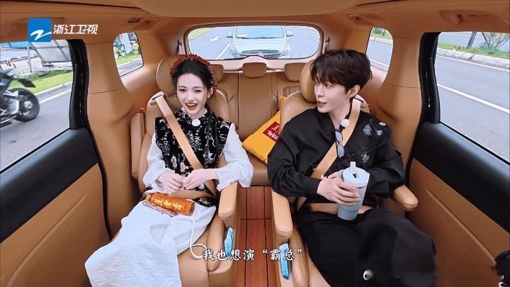 范丞丞想演霸总范丞丞终于原谅现偶了奔跑吧 沈羽洁问范丞丞是不是在减肥，他说对，因