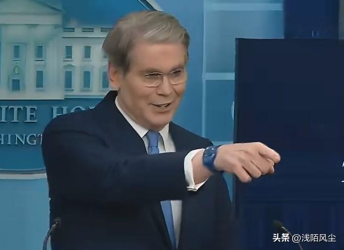 美国财长贝森特代替白宫发言人卡罗琳·莱维特主持白宫例行记者会，为拟发行的250美