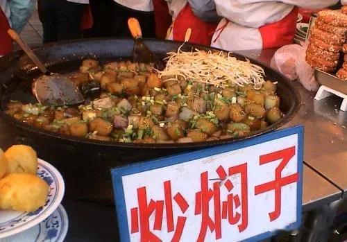 焖子是丹东icon的传统特色小吃，以独特的口感和丰富的酱料搭配深受笨地人和游客的