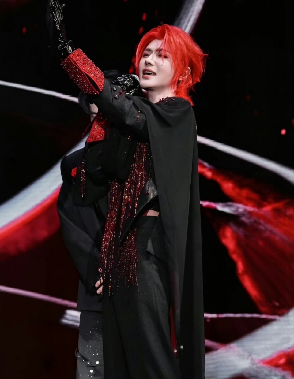 郝熠然易燃易爆炸 云旗郝熠然澳门演唱会，郝熠然红发露背装唱《易燃易爆炸》好炸！郝