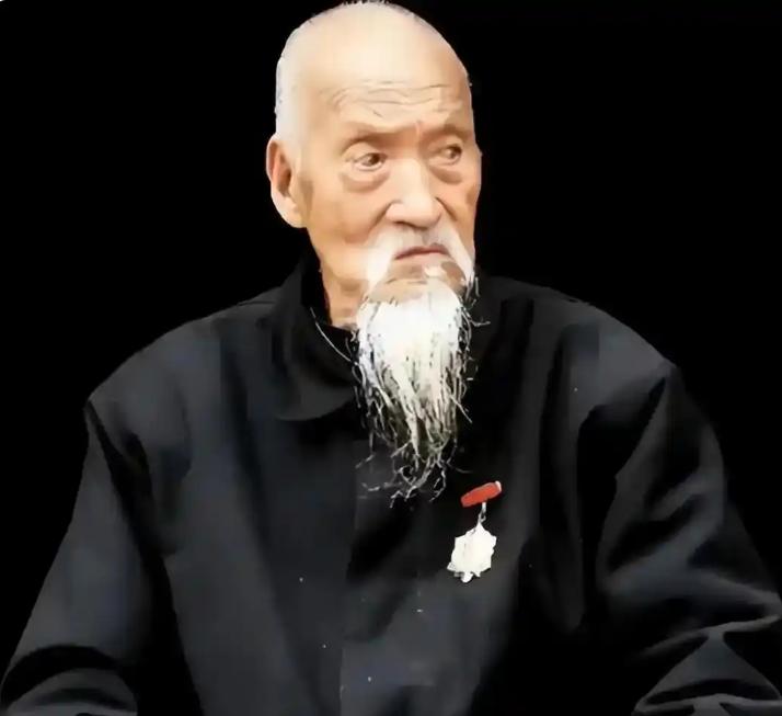 太行山绝壁之上，司凤梧被十四名日军围堵，枪口抵住后脑的生死关头，他没有屈服，反手