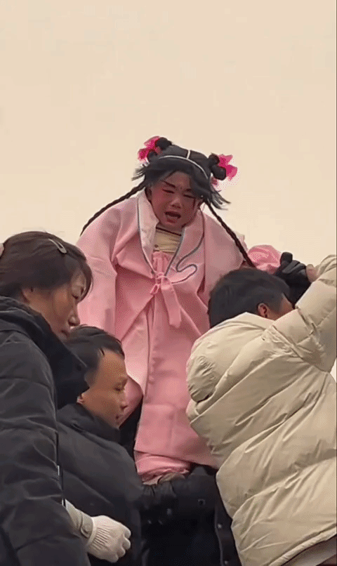 中国自己的cosplay社火小孩，小演员们挂在上面哭，大人们在下面笑，说实话看着