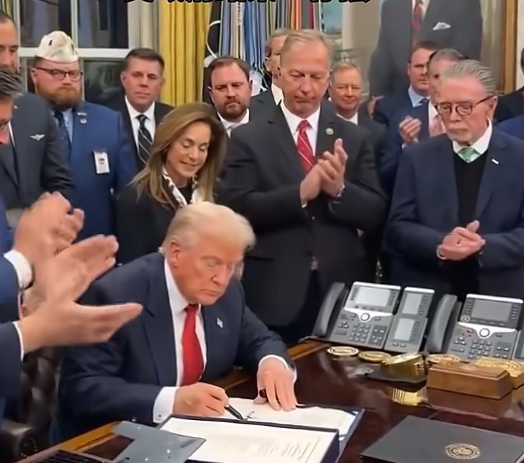 美国政府终于开门"营业"了。
当地时间11月12日，美国总统特朗普在白宫签署了国