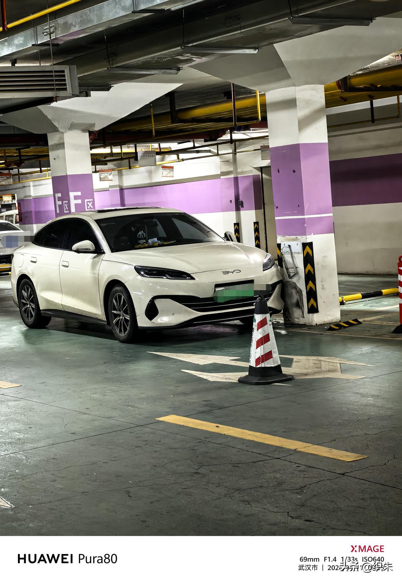 一早就看到了一辆车和地库的柱子进行了亲密接触，
不知道是早上出现的还是昨晚出现的