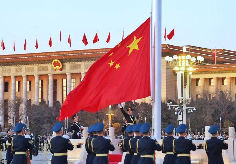 【元旦4.6万人在天安门广场看升旗】新京报 记者从天安门地区管理委员会了解到，2