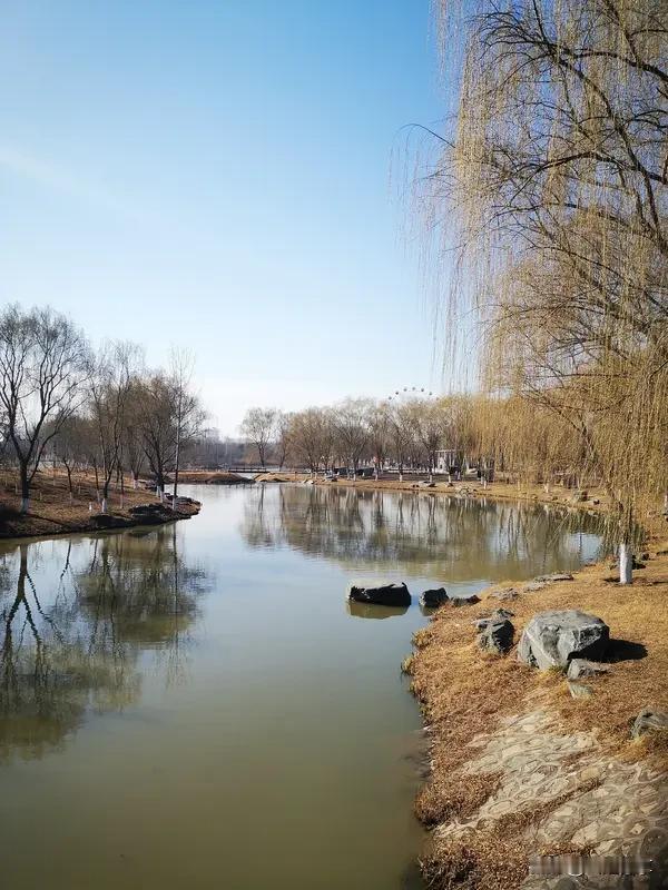 一是健康的身体，它是享受一切的本钱；二是平和的心态，历经风雨后的通透与从容；三是