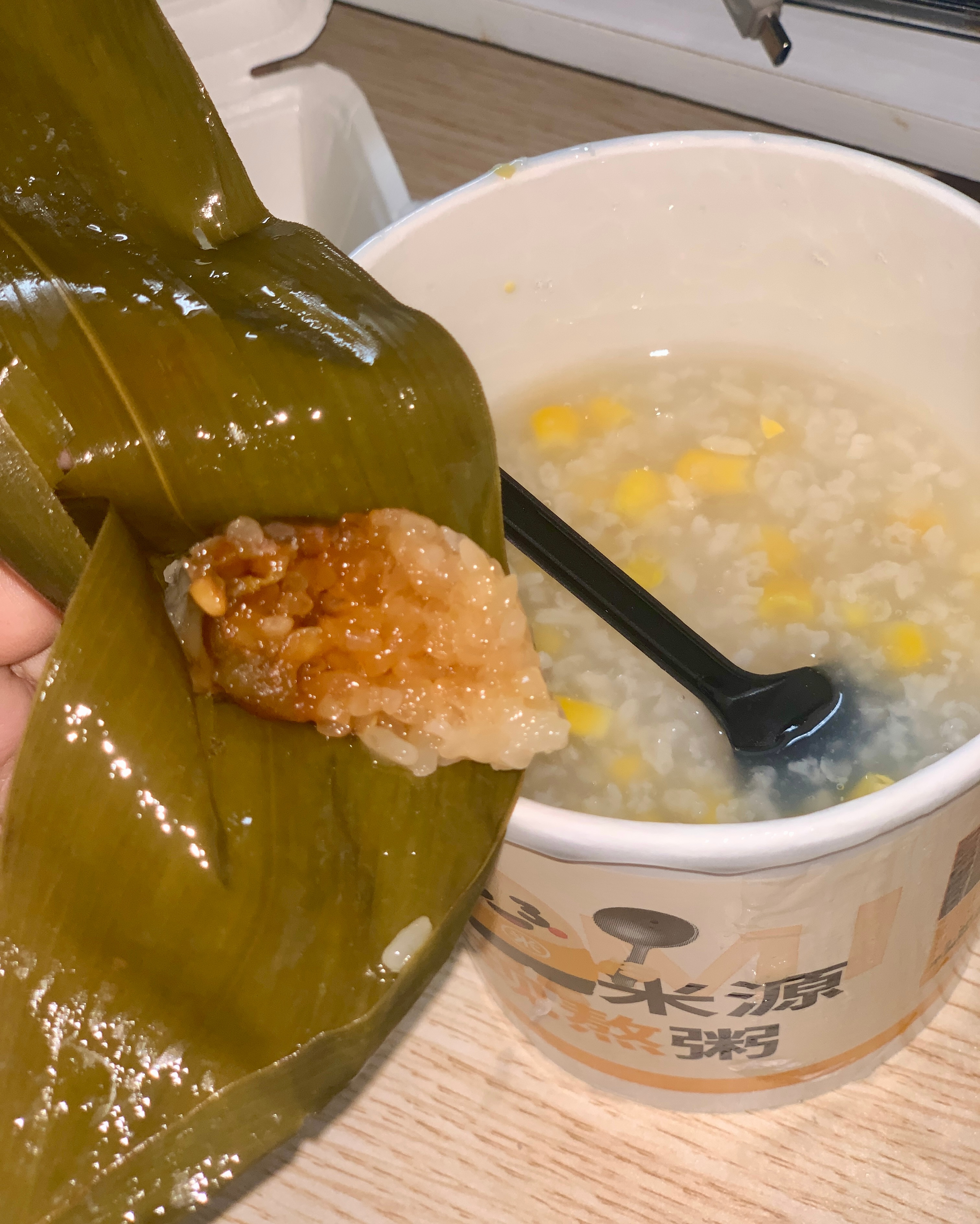 今日蜜枣粽吃了肉粽吃了俺都喜欢！！！肉粽是这几年开始吃的 本不i甜食人士真有点爱