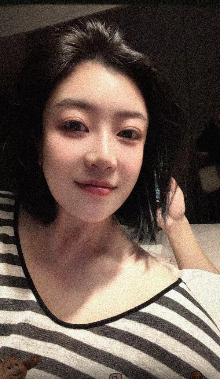 喝到微醺的时候 人就会变得柔软 感性 浪漫 想说的话在眼里 在酒里 在夜里短发女