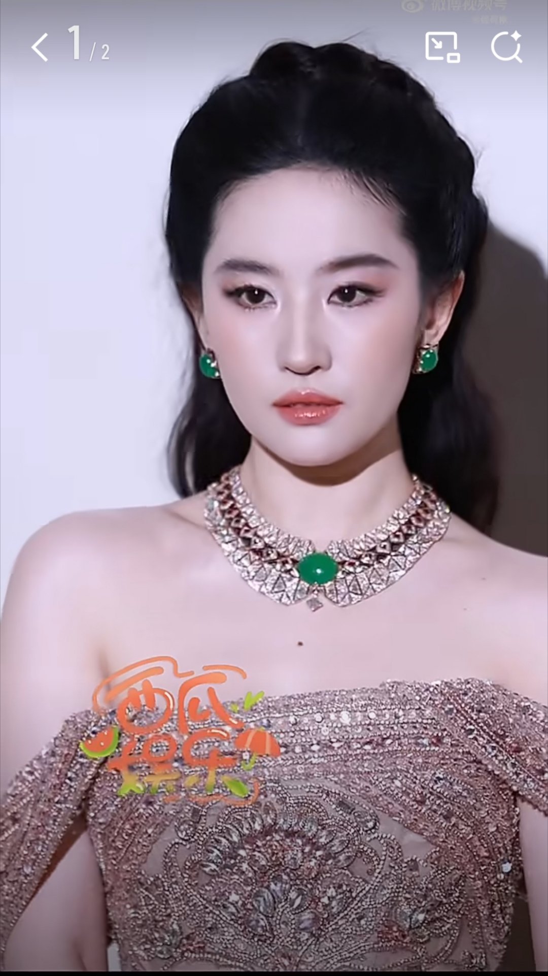真是为了这套珠宝选了这件裙子，项链和裙子确实色彩很搭，期待更多的图 ​​​