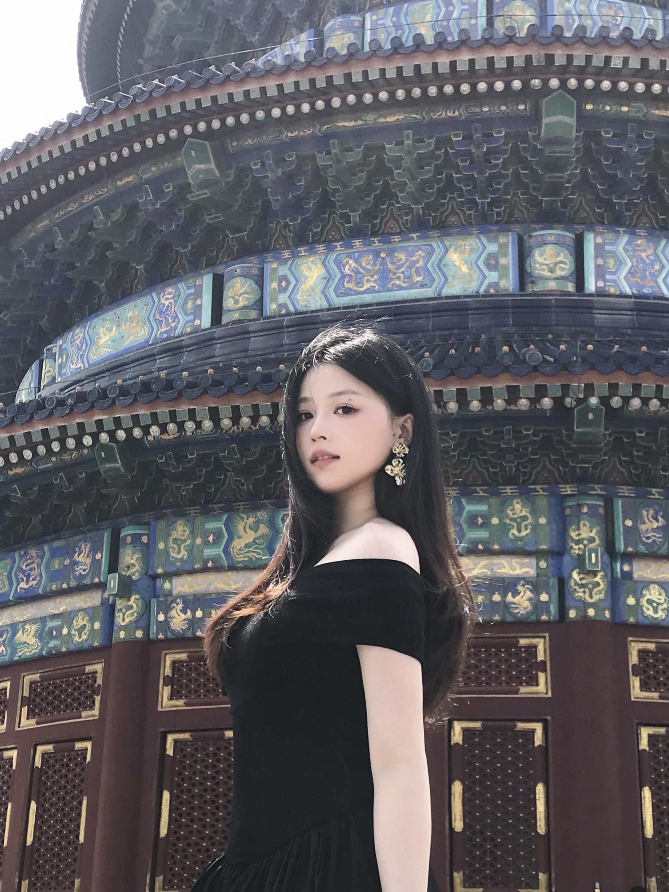 红墙蓝瓦 片片祈年。