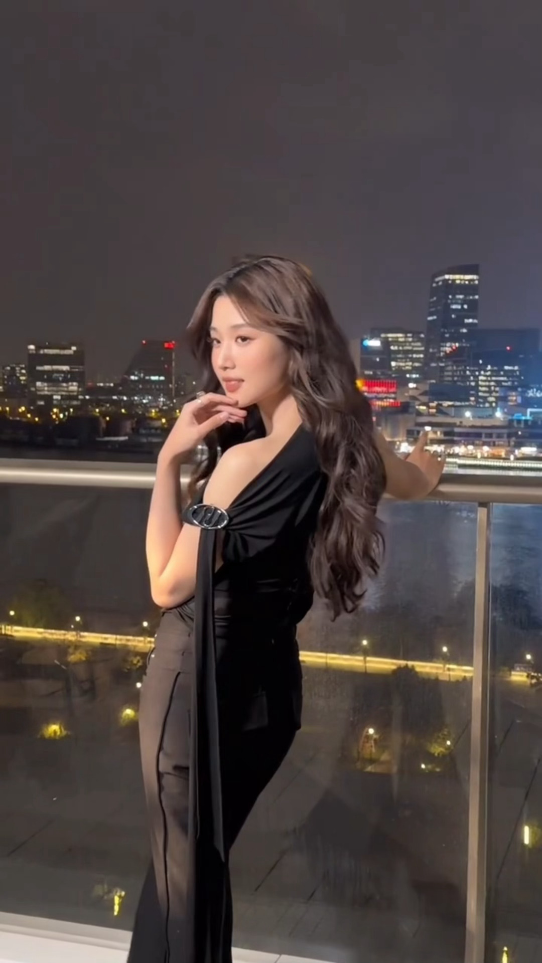 连夜晚的风都偏爱卢昱晓，吹起头发那一下我真的人没了就这样带一点点性感的昱晓妈咪爽