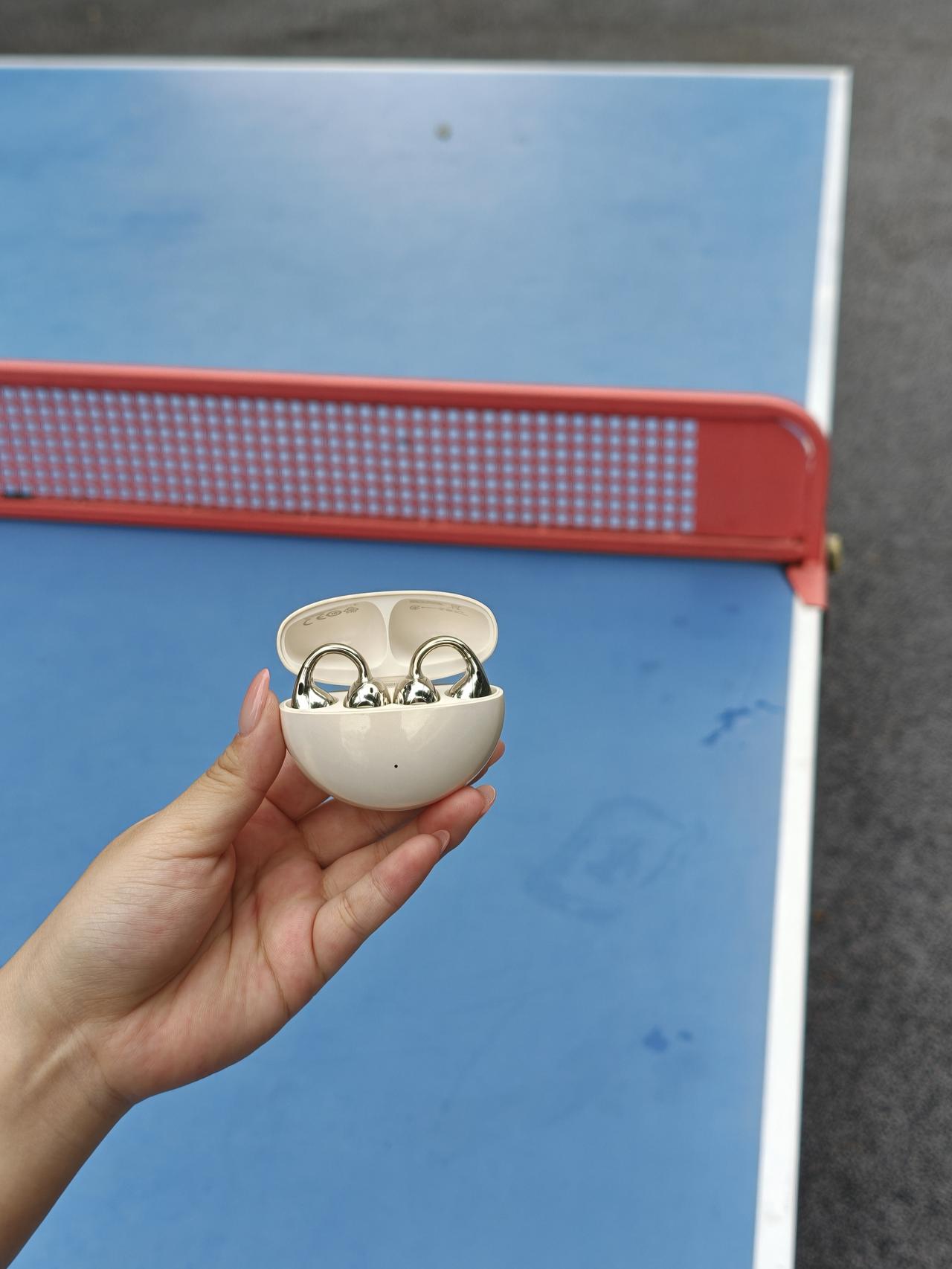 到底是哪个天才发明发夹耳机的？

之前去健身虽说用的运动耳机，但之前有个环套着感