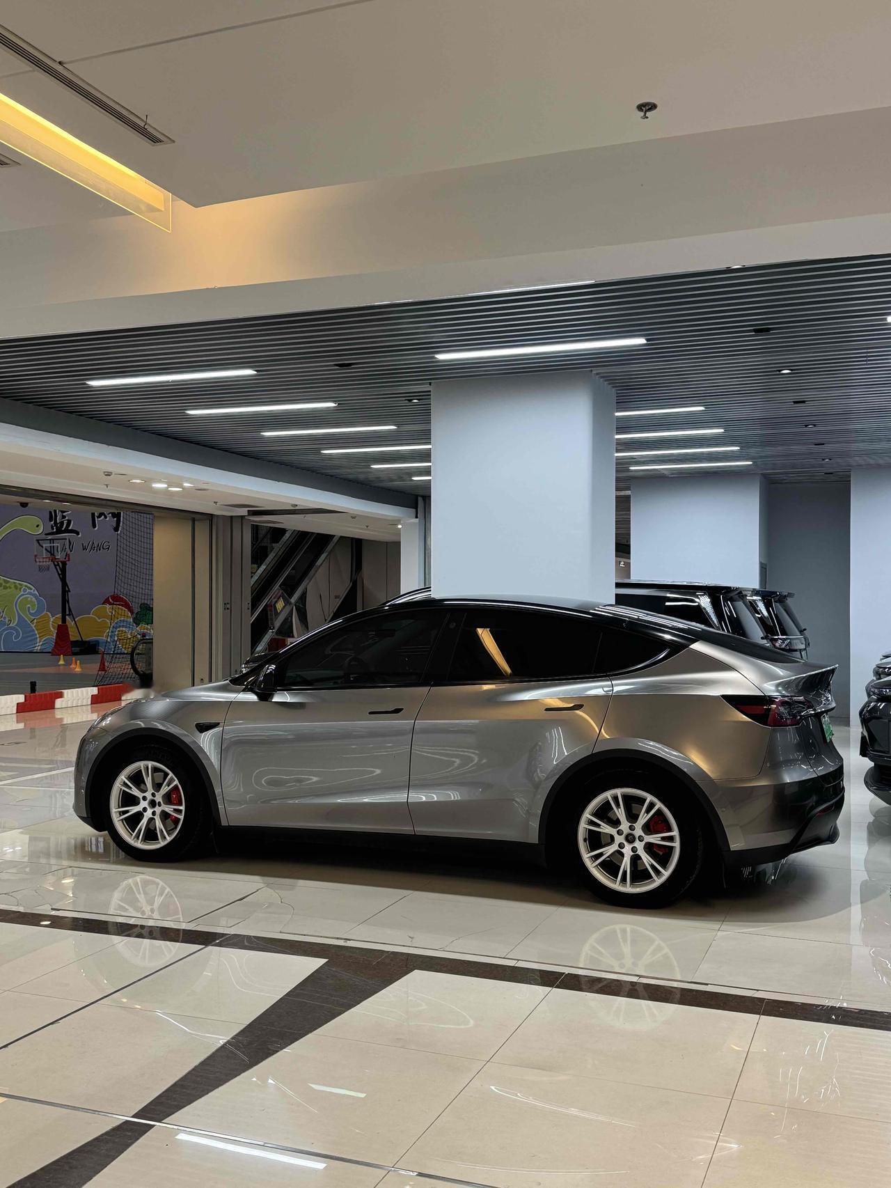 想给特斯拉贴个膜
这种黑顶的看着不那么臃肿
什么颜色好看吗？大家有没有推荐的