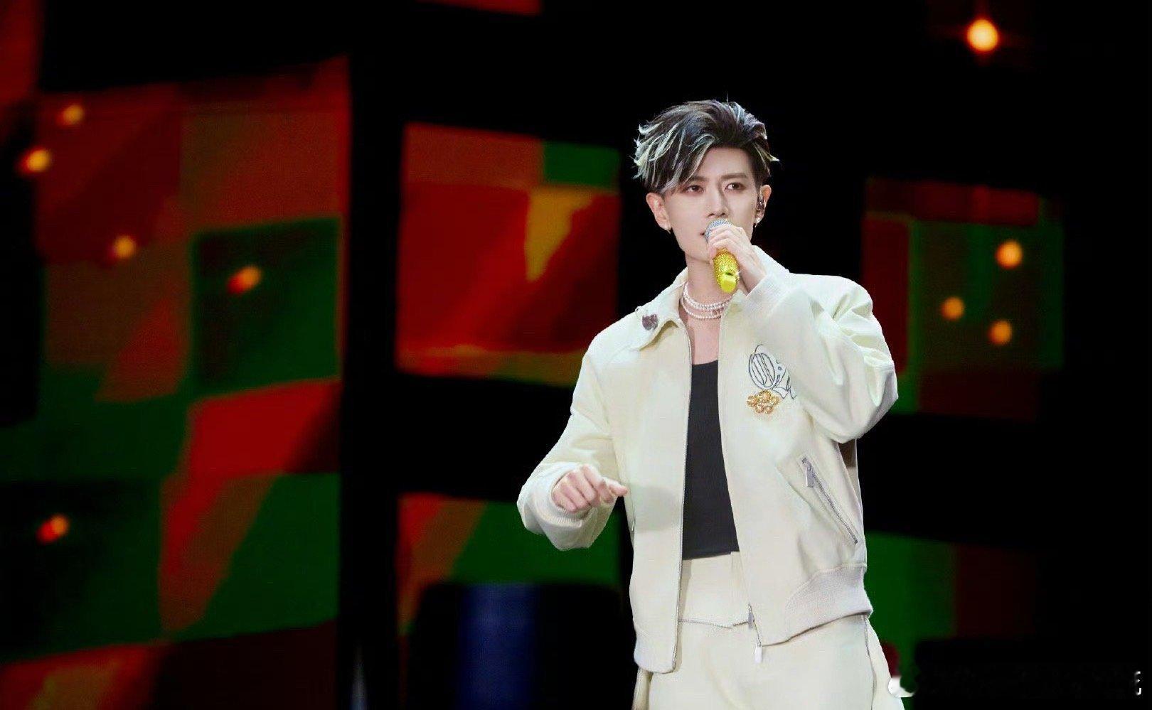 任嘉伦[超话]任嘉伦音乐节 音乐节首秀带来三张专辑里的三首歌《立》《无愧》《争分
