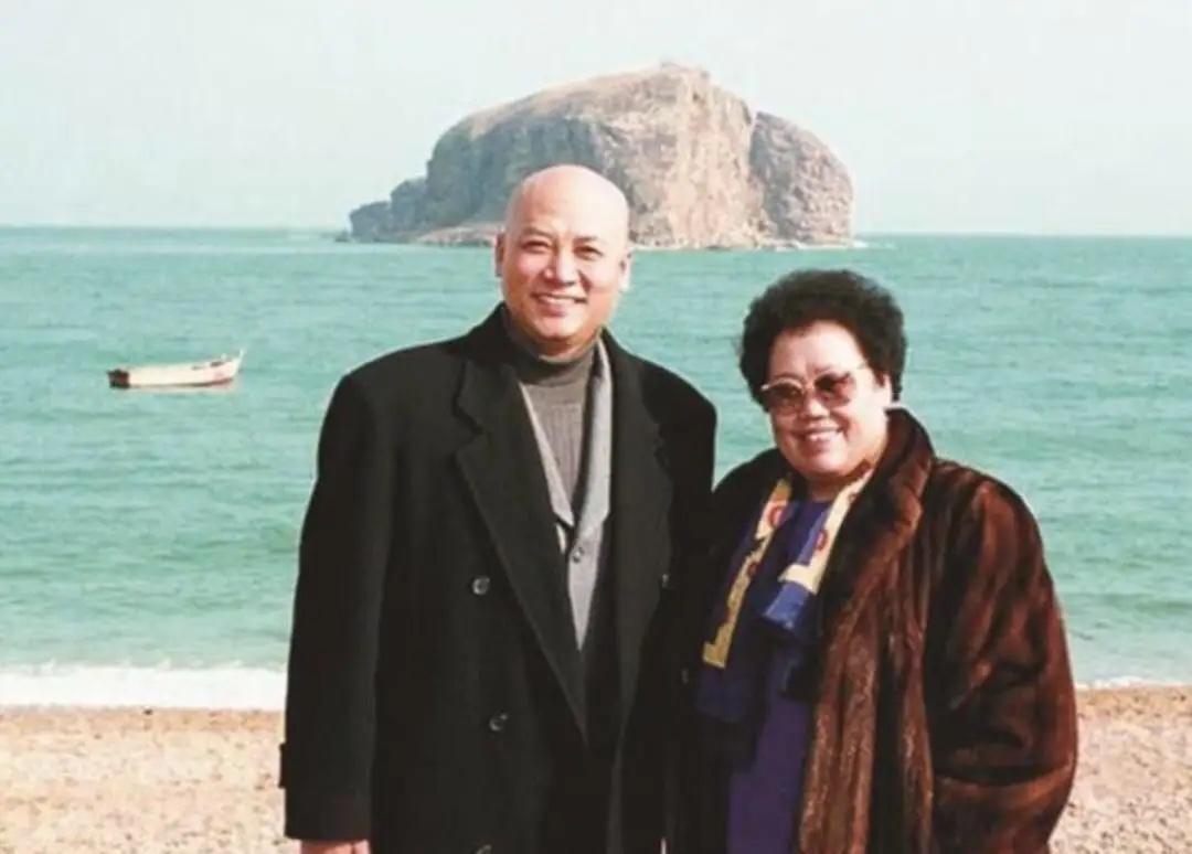 都说迟重瑞娶了陈丽华，
是这辈子最幸福的事情，其实他应该也会有一个一辈子的遗憾吧