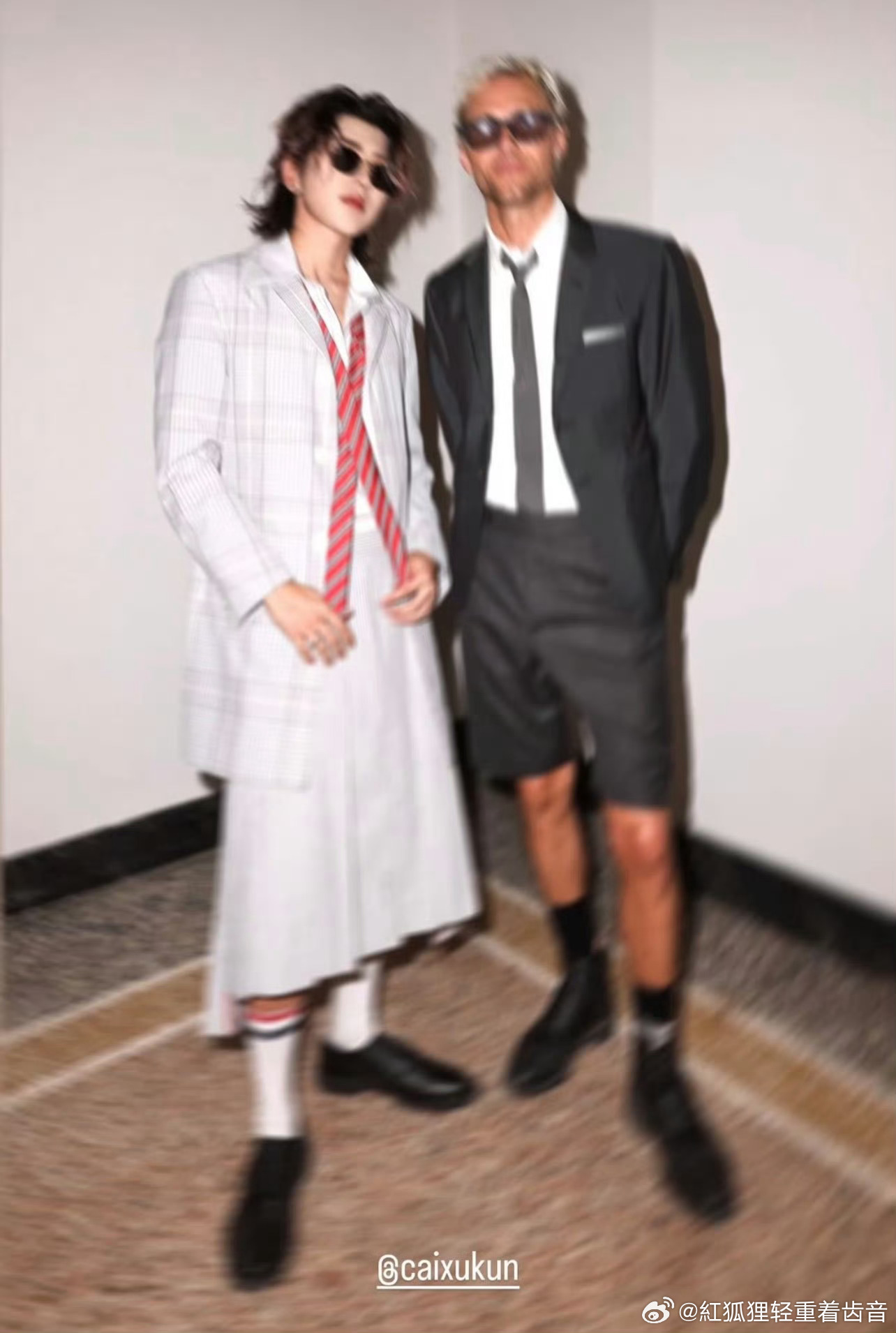 这么一对比，姐还是非常白嫩水灵，可口美味小蛋糕