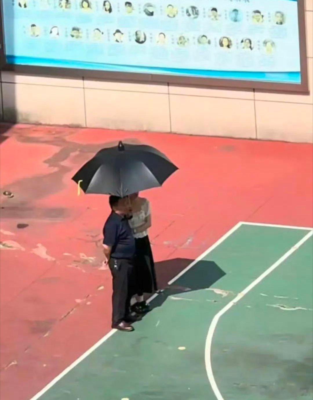 女教师给父亲打伞为何被造谣感觉现在人们的三观越来越有一点问题了，为父亲打伞都能被