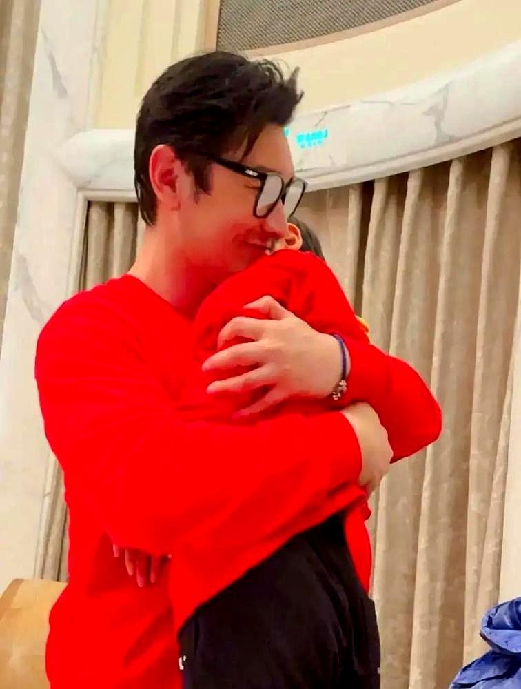 他瘫在健身房地板上，9岁儿子的小手还死死攥着杠铃片。
 
黄晓明两年狂减30斤又