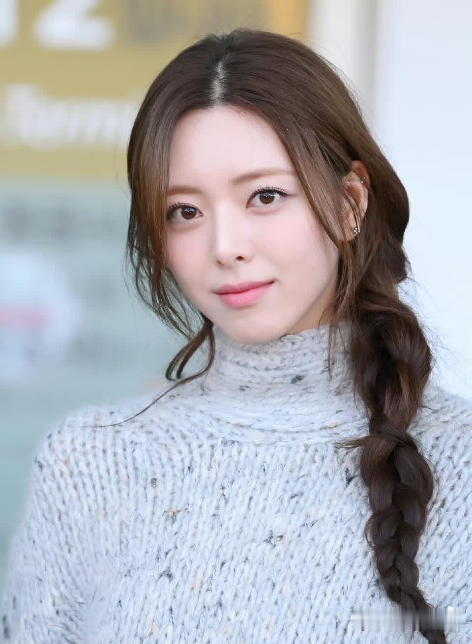 申有娜前往巴黎时装周 韩国出发机场图✈  真的是太漂亮了 身材也很完美 期待娜娜