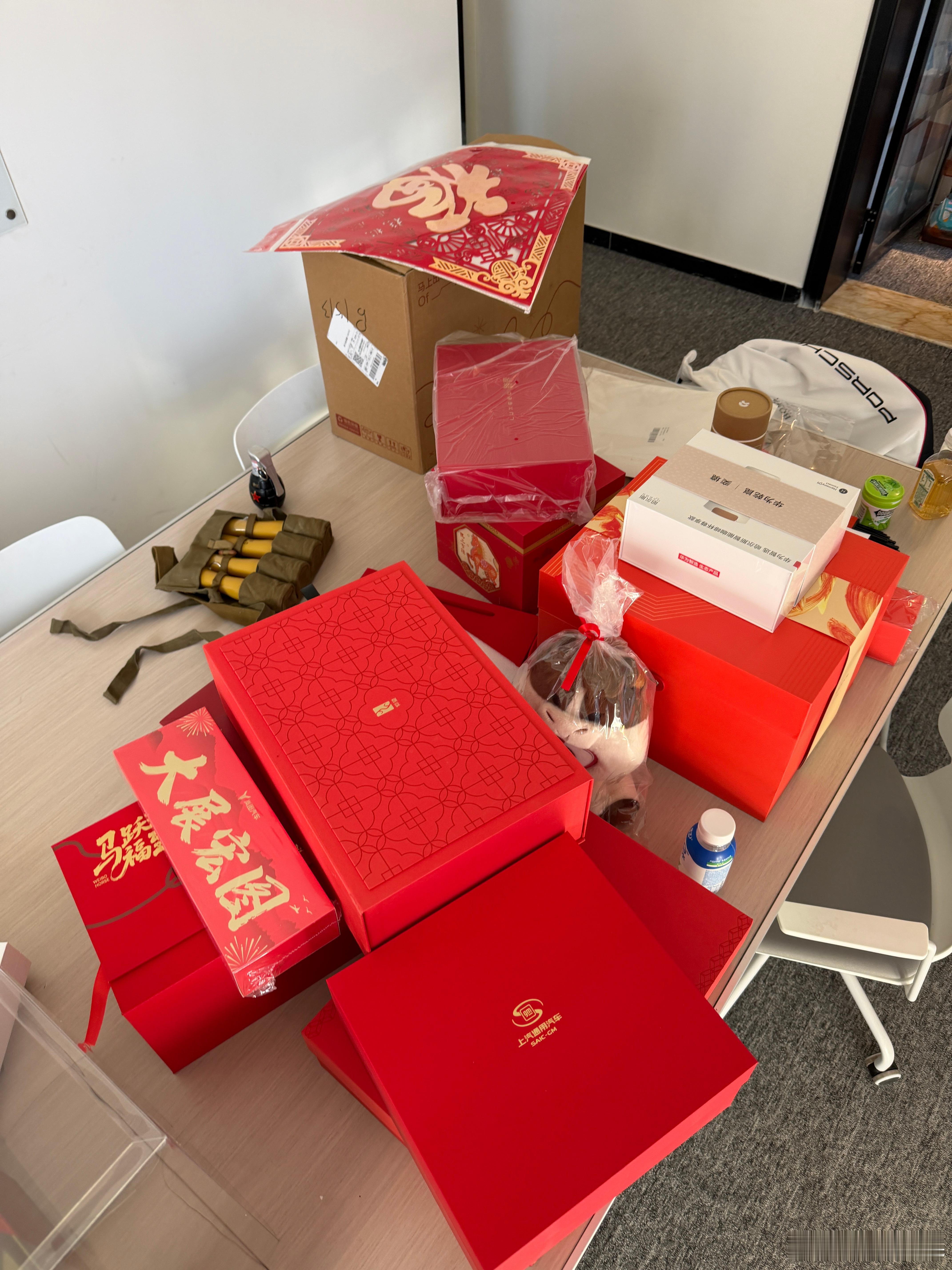 今年收到的礼盒不少，还有一些没到但是今天就放假了，没发邮寄了这样，我接下来发一些