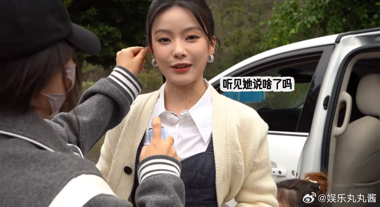 陈卓璇化身贵州非遗学徒随着陈卓璇走进贵州非遗，感受瑶寨陀螺与傩戏面具的非凡魅力！