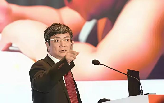 大家还记得当年的网红校长郑强吗？外号大炮的那个。

他当年在三千多名校长面前演讲