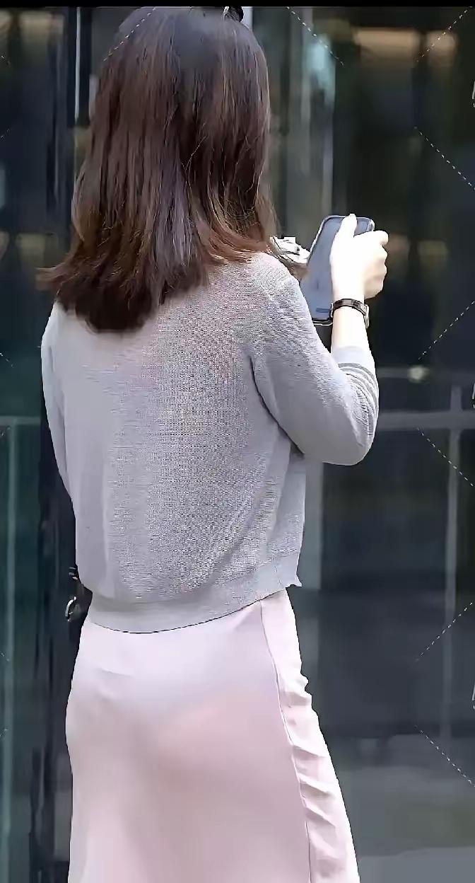 优雅穿搭指南：灰色毛衣+粉色长裙，轻松出街！