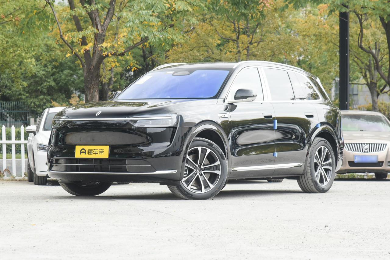 问界 M7 推出增程长续航版车型，官方指导价 29.98 万元起。新车定位为问界