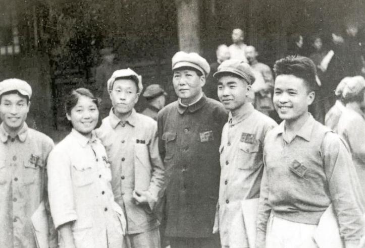 1949年9月30日，毛主席拿到575票当选主席，差一票没能全票，周恩来前去汇报