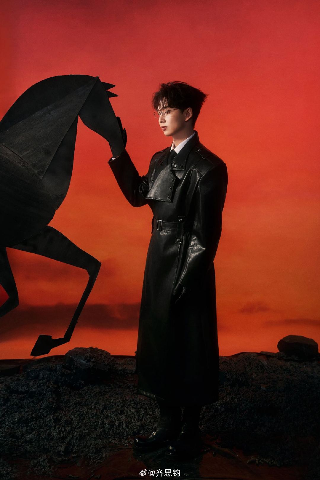 你是齐思钧那他是谁 已经迫不及待要和皮衣造型的齐思钧跨年了，这个造型真的可以申请