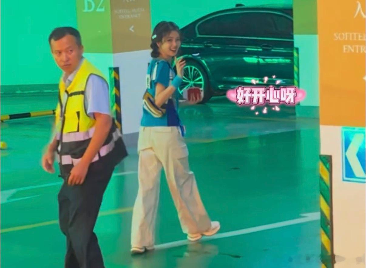 当白鹿看见粉丝在放莫离时的反应 白鹿在停车场瞧见粉丝放《莫离》，立马笑开了花，眼