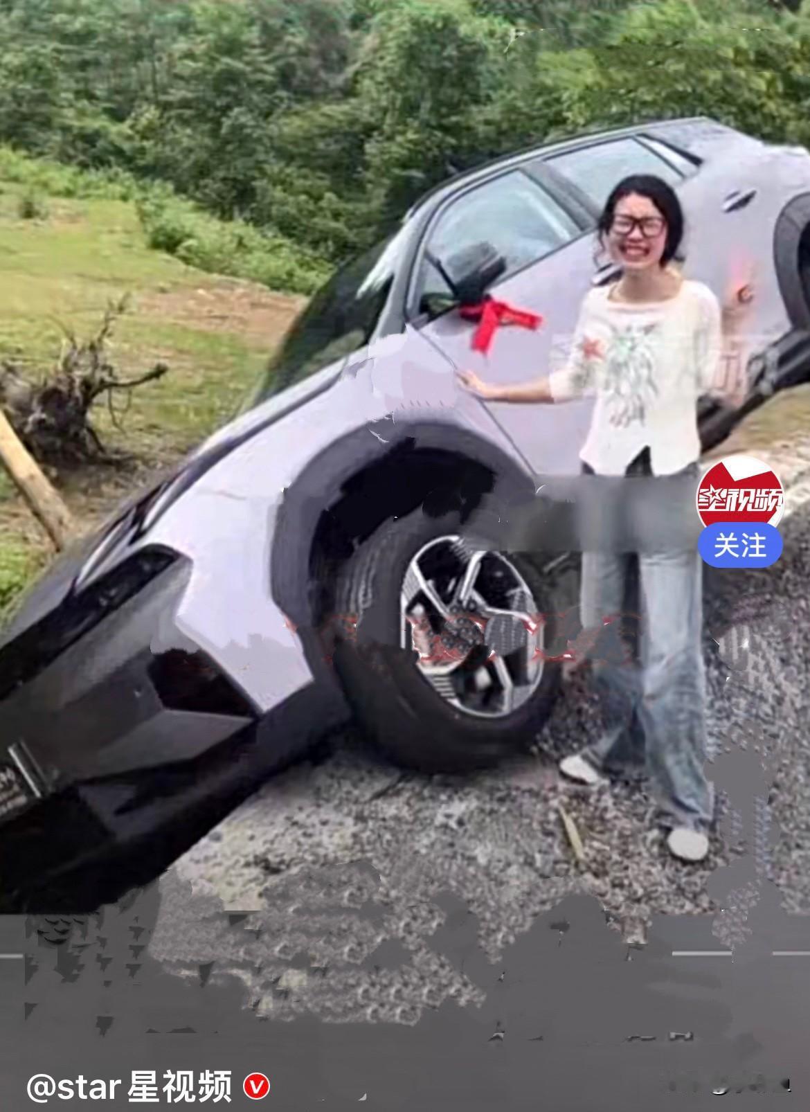 近日，湖南娄底的龚女士，刚喜提新车，满心欢喜开一圈，结果拐弯时方向盘没打到位，新