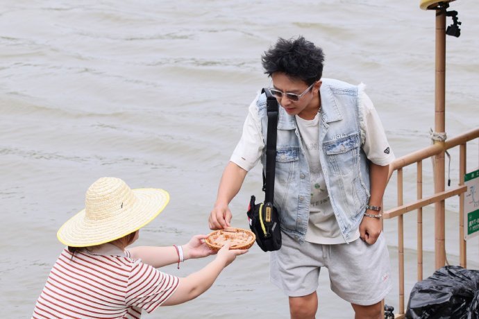 邓超被小孩哥夸成翘嘴了超哥这是把“耍宝”刻进DNA了吧？看小孩哥从震惊到崇拜，邓