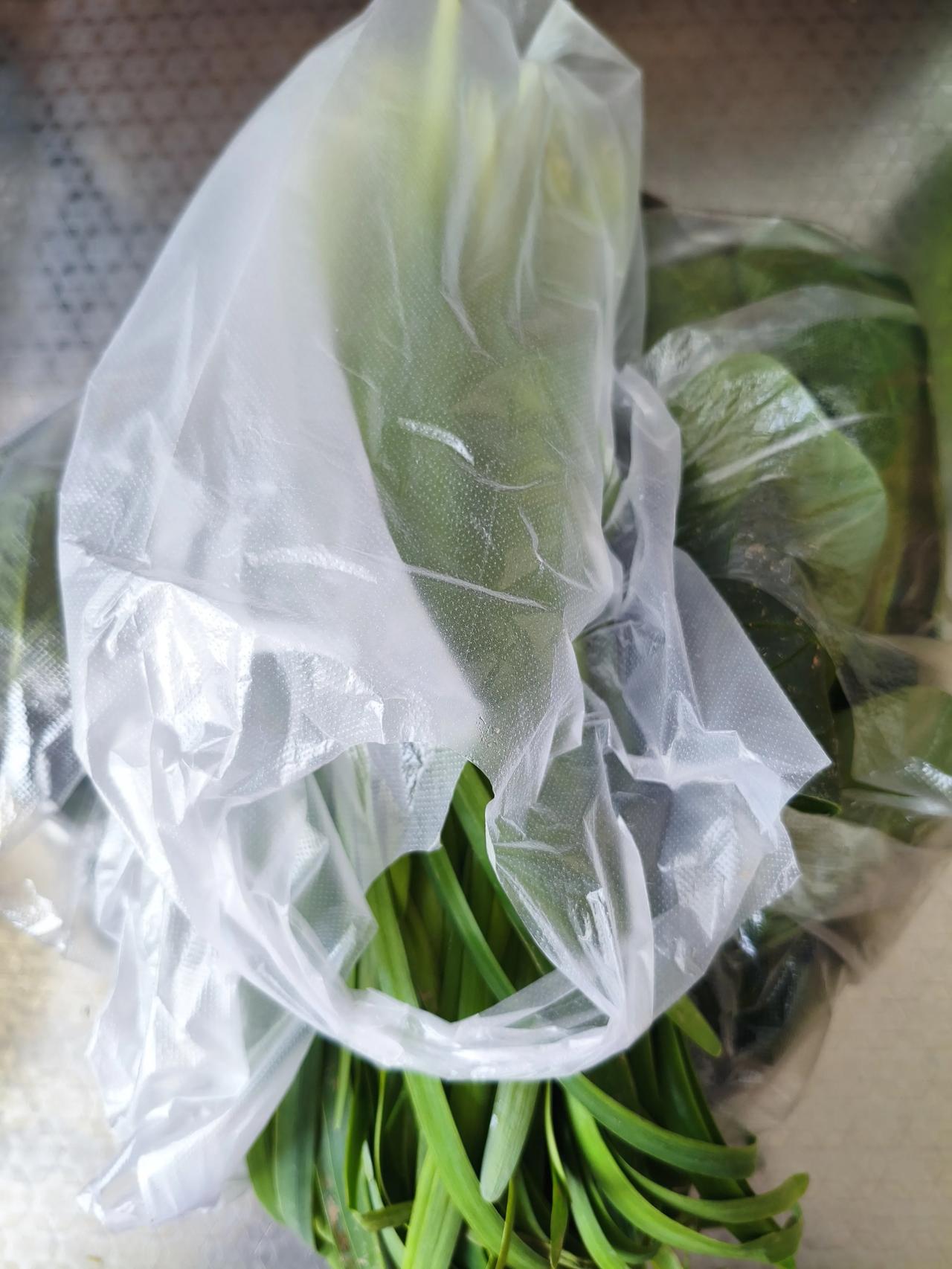 今天买菜花了20.8元，菜是生活必须品，有钱没钱，饭总是要吃得。

1、菠菜1.