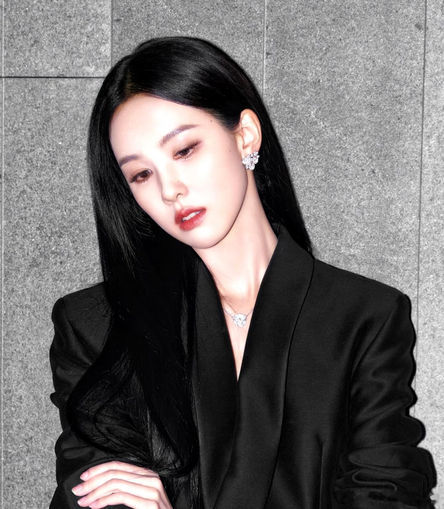 陈都灵 嘟嘟脸蛋天才来的，肤白胜雪，眉眼含韵，清冷又雅致，脸颊痣更是妙的不行，我