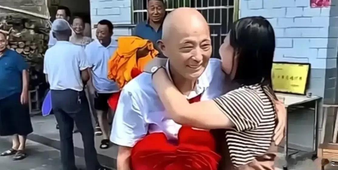 世界上的缘分竟然如此奇妙！江西一女子开车不慎落水，75岁大爷奋不顾身相救，女子登