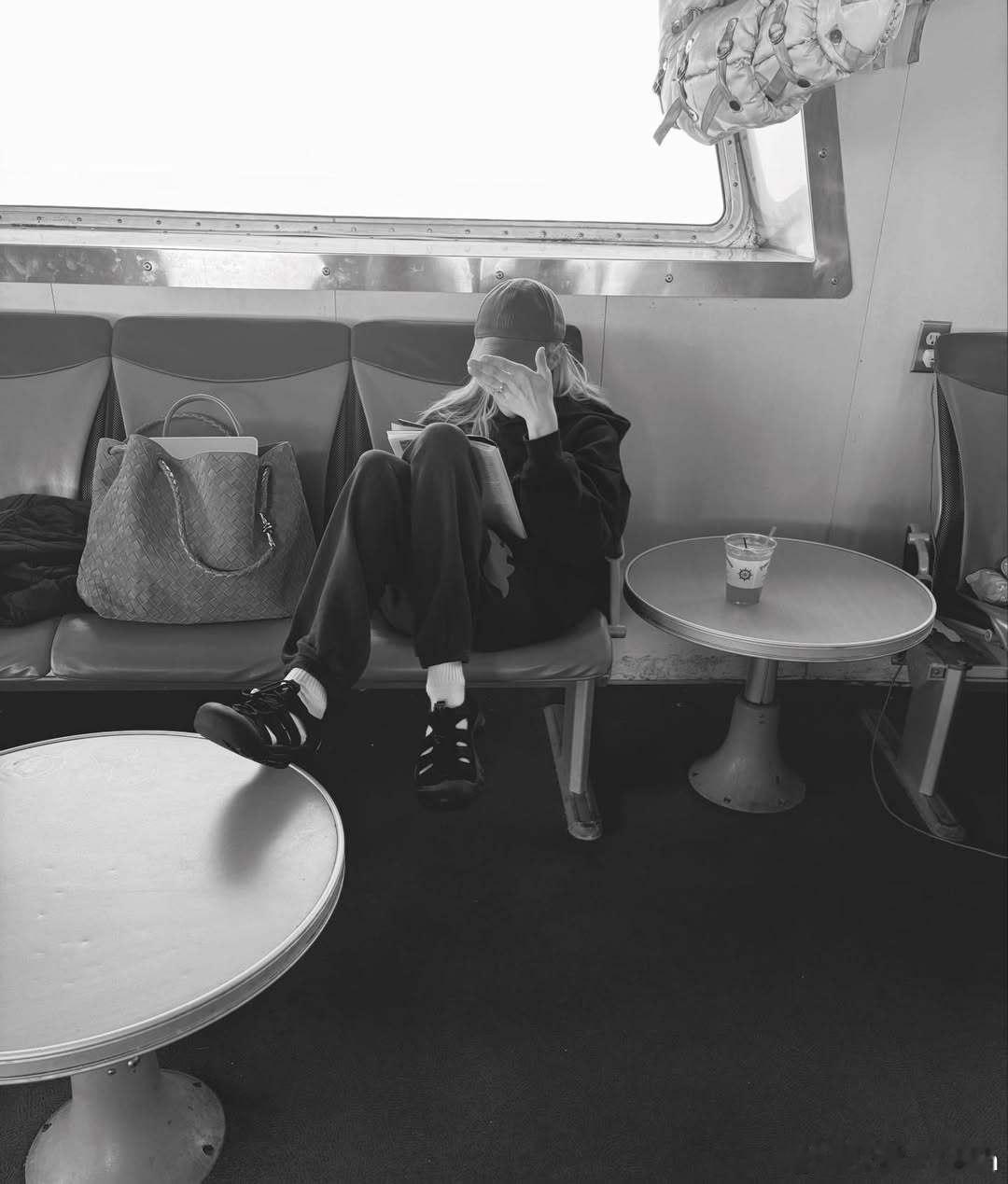 搭上渡轮的emma roberts艾玛罗伯茨⛴️悠闲跷脚地看起了书 