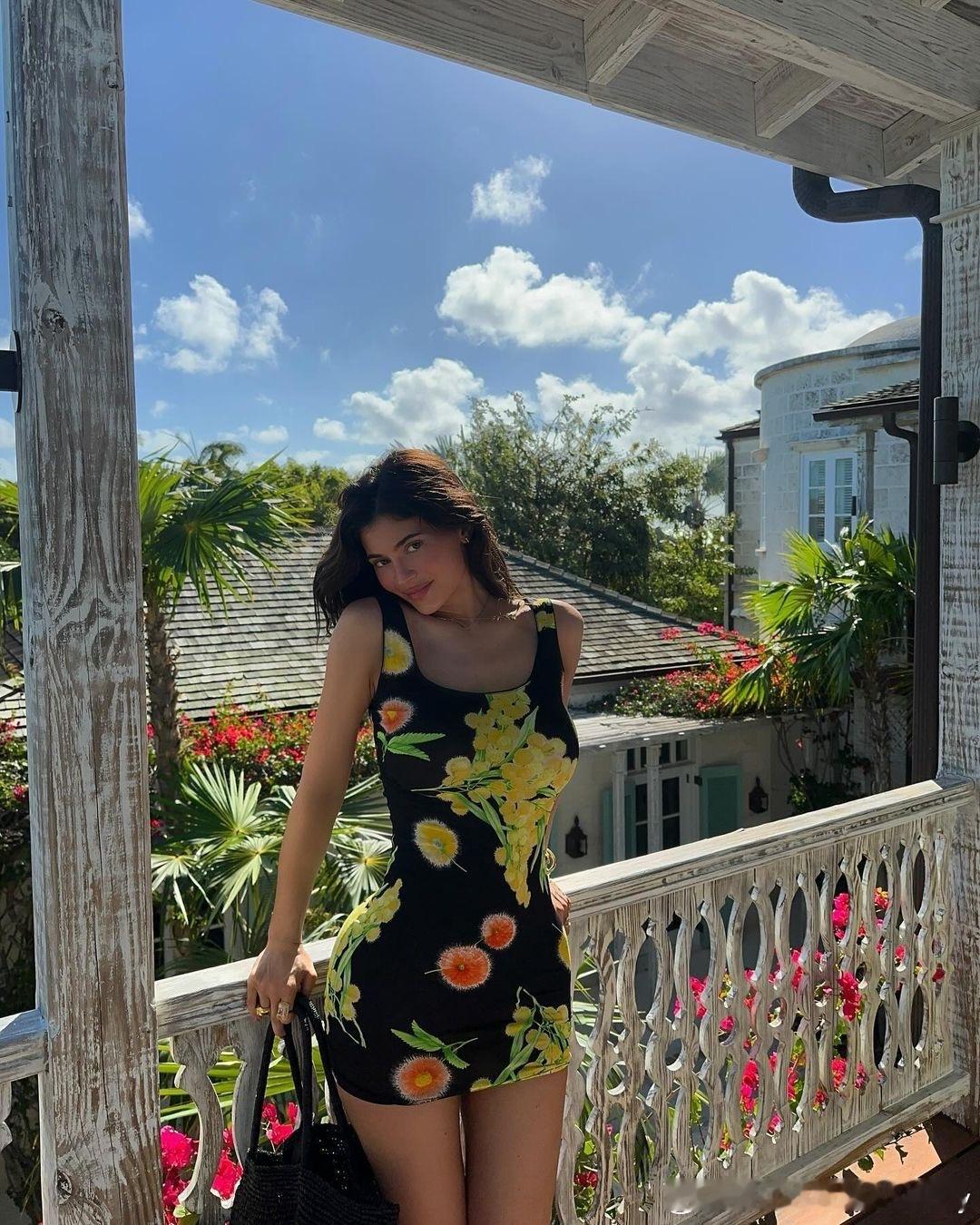 KylieJenner凯莉ins晒比基尼照，自带性张力太有吸引力了！ ​​​