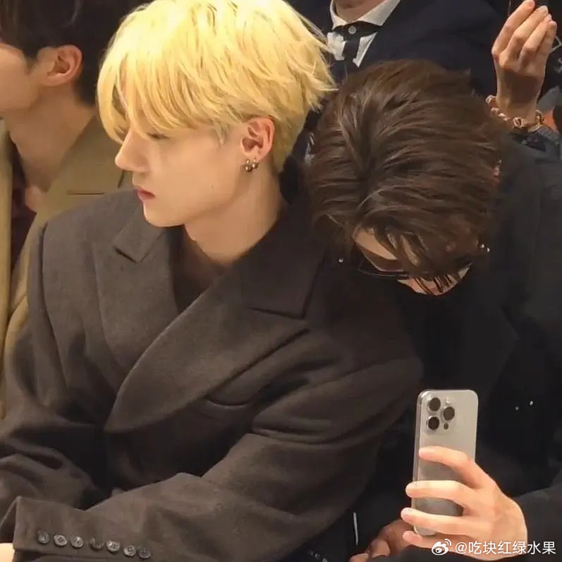 外网热议：两基/佬在巴黎看秀 