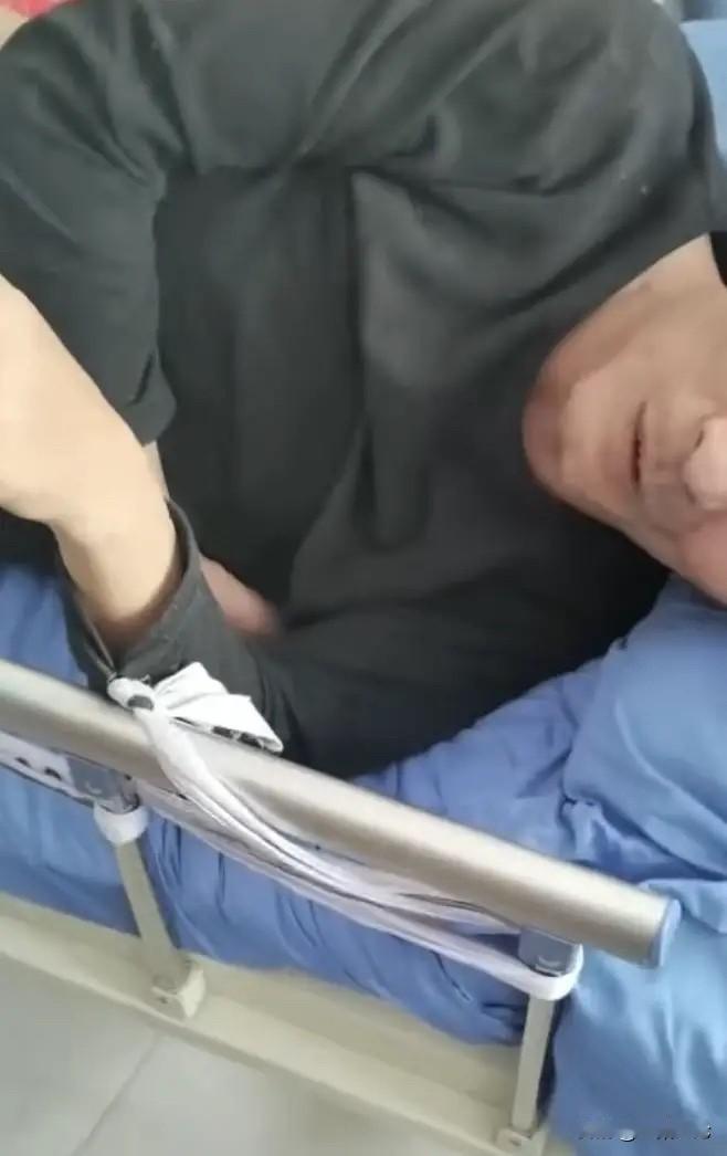 四川南充，男子把63岁的父亲，送进一家宣称能养老也能治病的养老院，谁料入住第3天