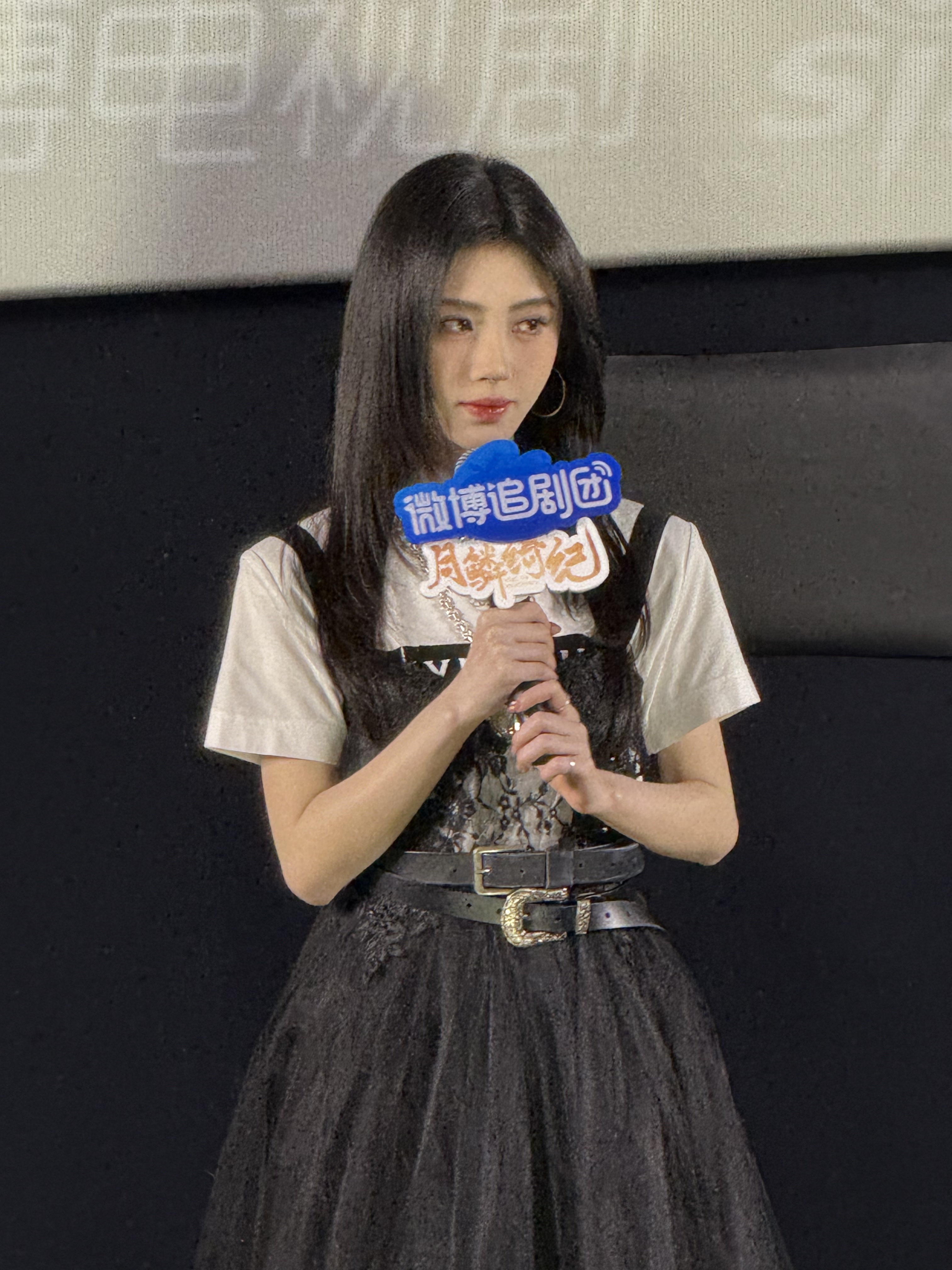 鞠婧祎首次参加追剧团 被首次参加追剧团的鞠婧祎圈粉！和姐姐同框超乖巧，手势舞说来