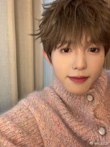 李昊粉色毛衣 粉色毛衣适配所有温柔瞬间，少年眼眸藏满星光，等阵见，守候心动登场 