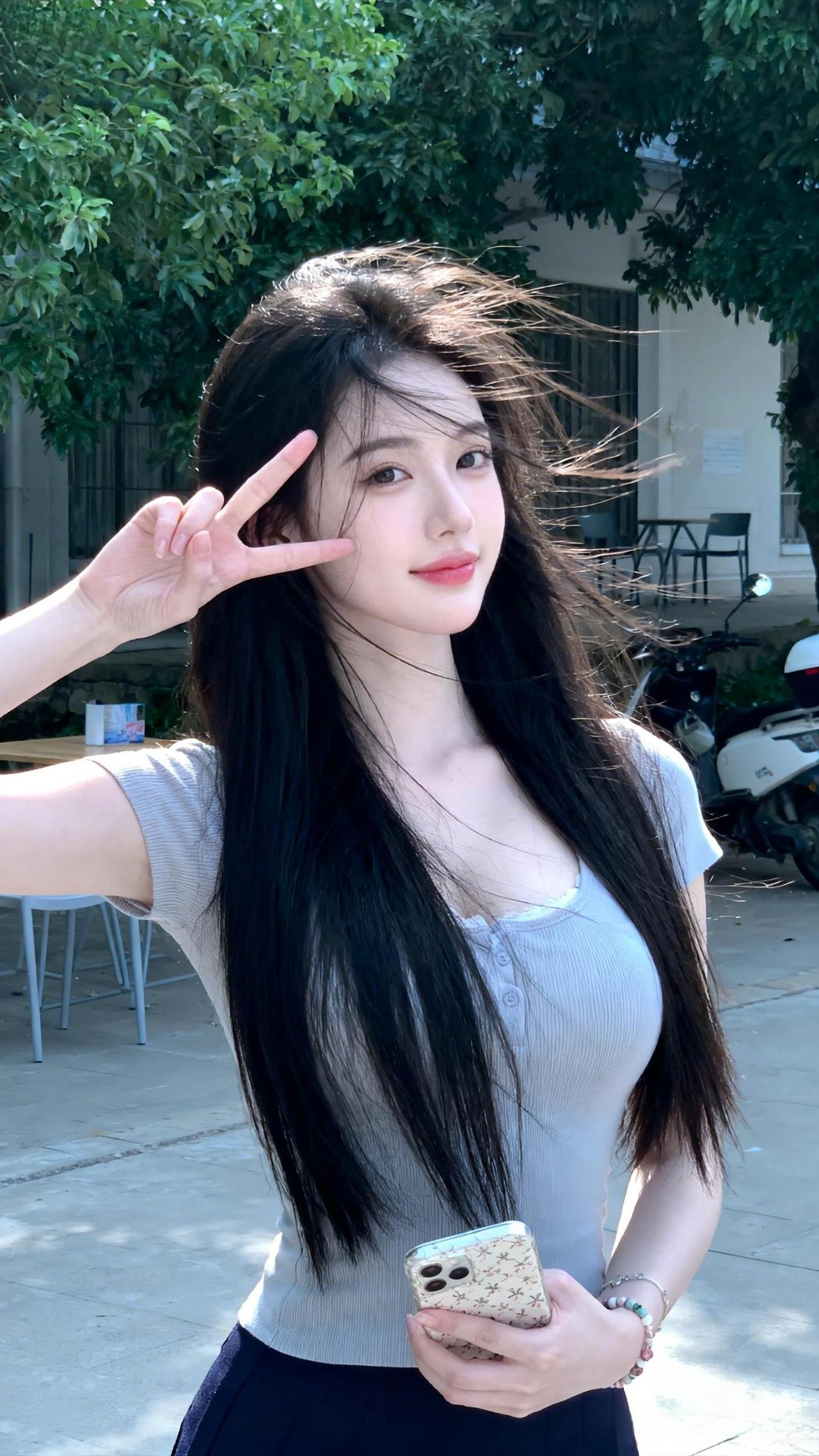 阳光明媚，她比着V字手势，笑容灿烂。