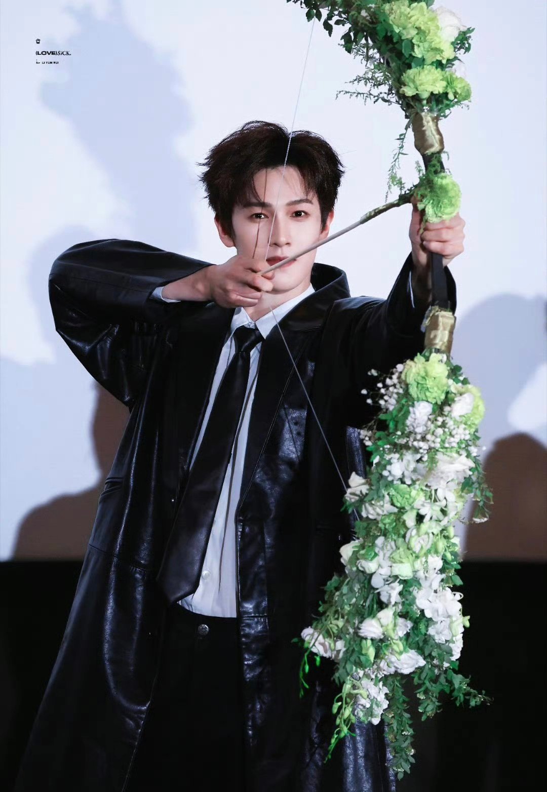 李昀锐《冰湖重生》追剧团路透，帅的离谱