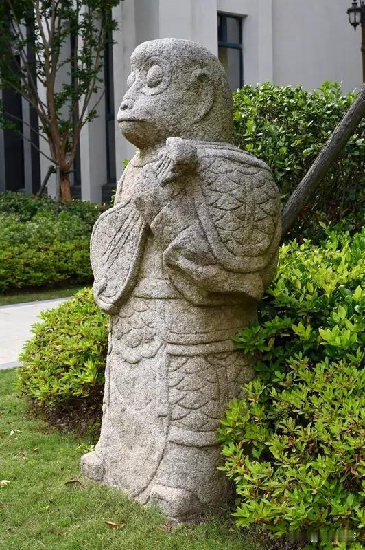 生肖猴的人好不好相处，得一分为二地看。他们是社交小能手，头脑机灵又幽默，爱讲俏皮