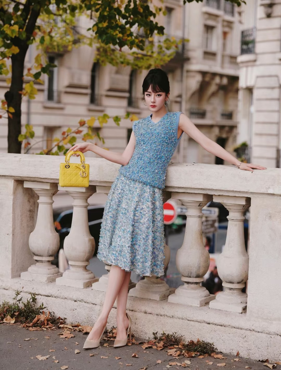 迪丽热巴 身穿迪奥高定巴黎时装周秀前街拍