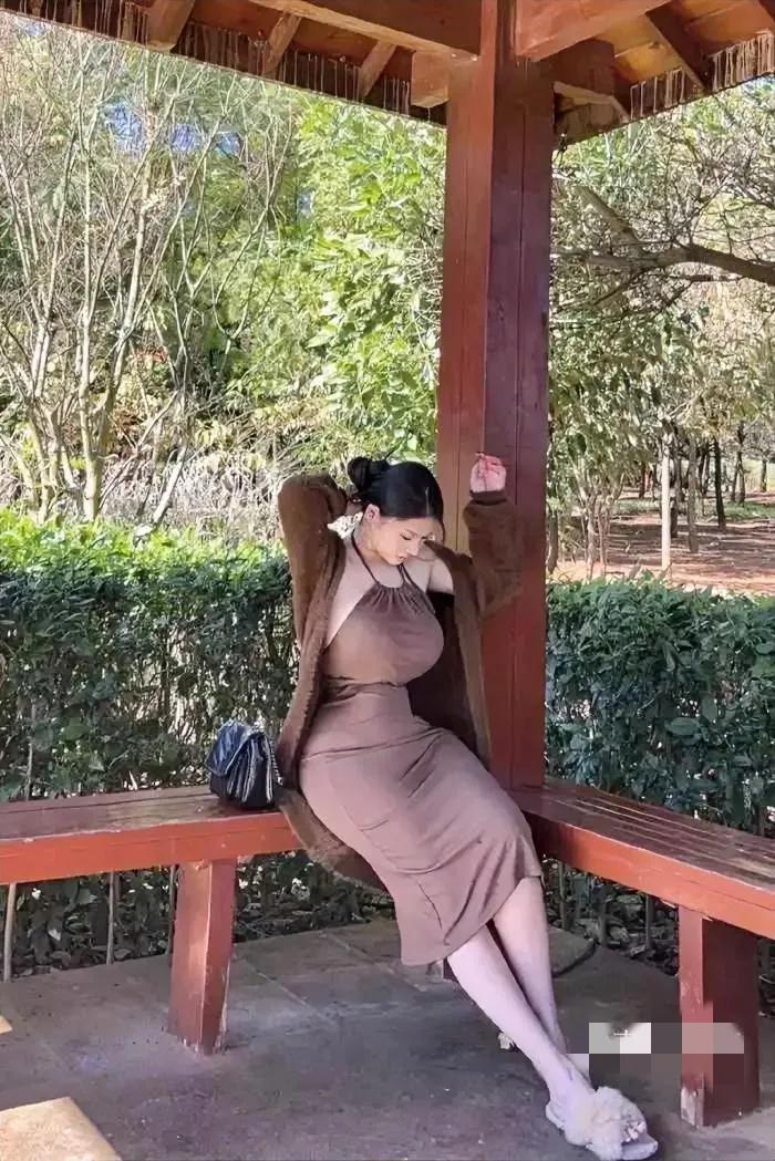 公园里发现的，这身材真绝绝子！